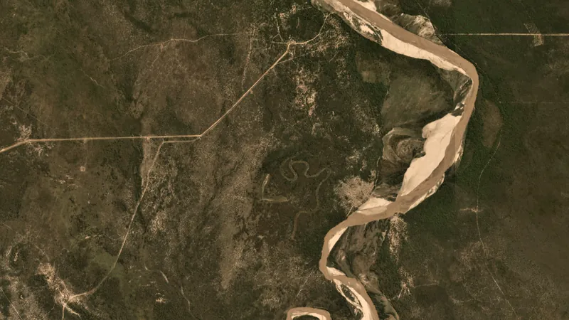 Imagen PlanetScope del lado argentino (22,555 S, 62,2595 O) en agosto de 2017: llanura aluvial entrelazada del río Bermejo con bosque nativo del Chaco y caminos rurales dispersos, sin grillas grandes de desmonte.