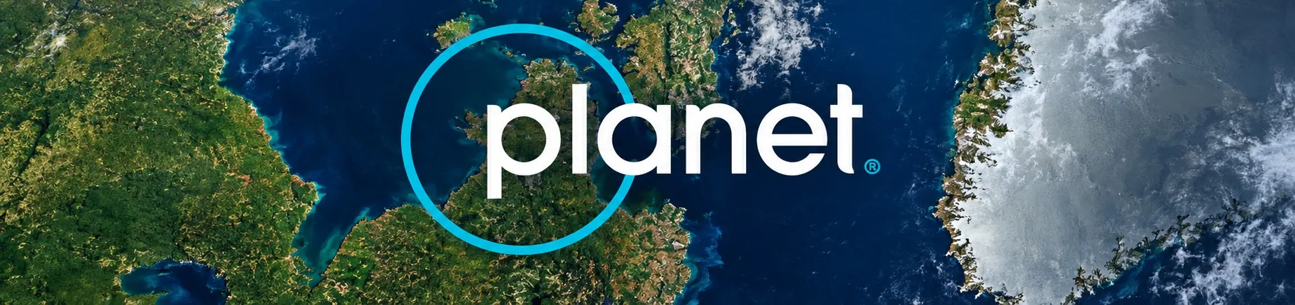 Portada del informe complementario: logotipo de Planet sobre una imagen satelital de la costa